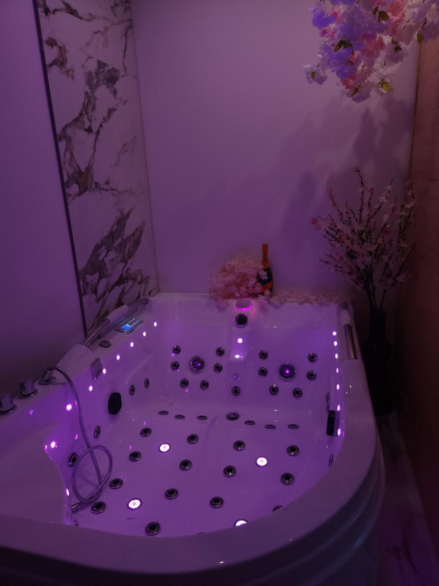 New In Gdansk! Red Room In The Heart Of Gdansk - Bdsm - With A Luxury Jacuzzi And Access To A Sauna Extérieur photo