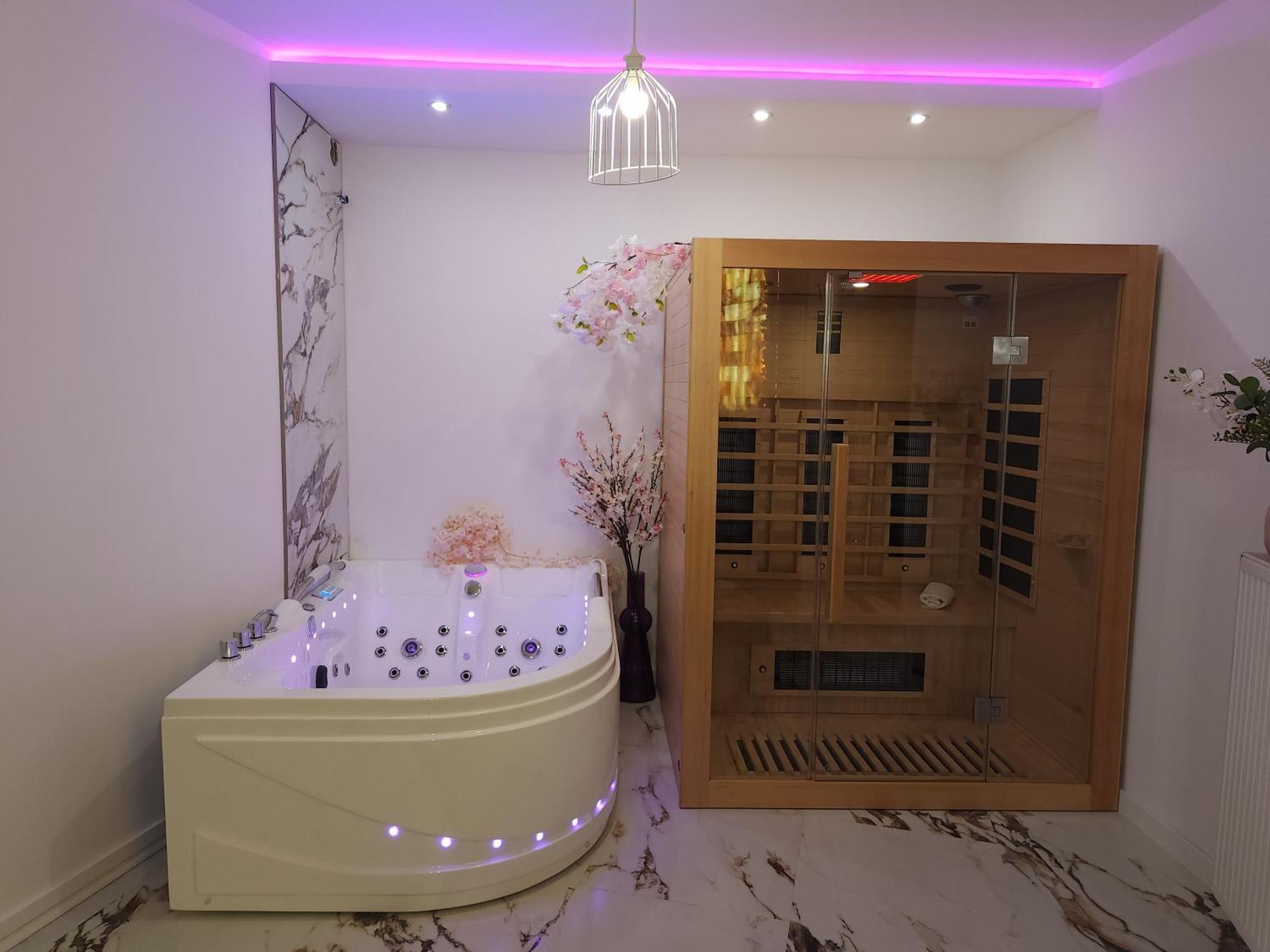 New In Gdansk! Red Room In The Heart Of Gdansk - Bdsm - With A Luxury Jacuzzi And Access To A Sauna Extérieur photo